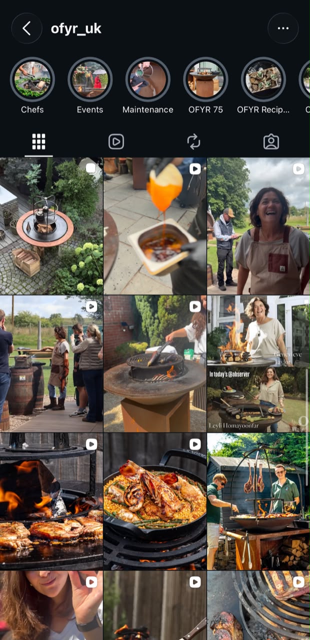 El feed de Instagram de OFYR UK, con chefs cocinando sobre fuego abierto en eventos al aire libre