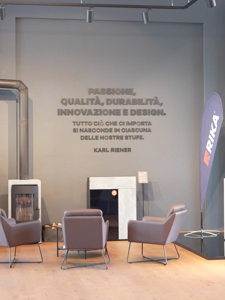 La zona de asientos del showroom bajo la cita de Karl Riener en la pared
