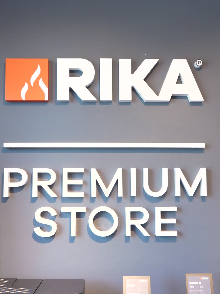 El rótulo de Rika Premium Store en la pared del showroom