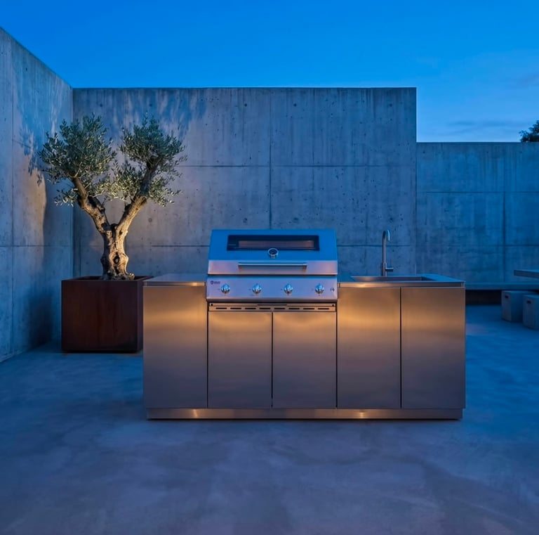 Moderna cucina da esterno in acciaio inox al tramonto