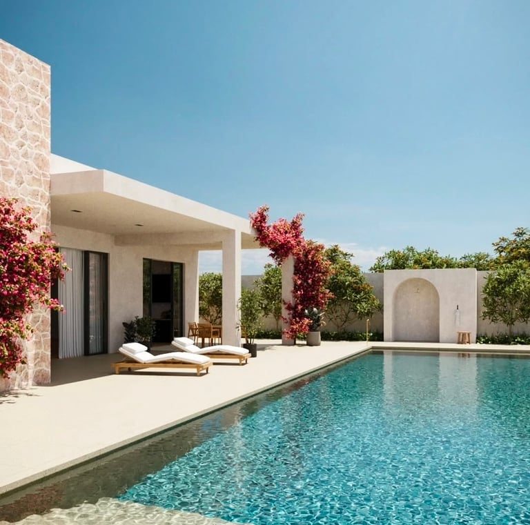 Villa imbiancata con piscina e lettini