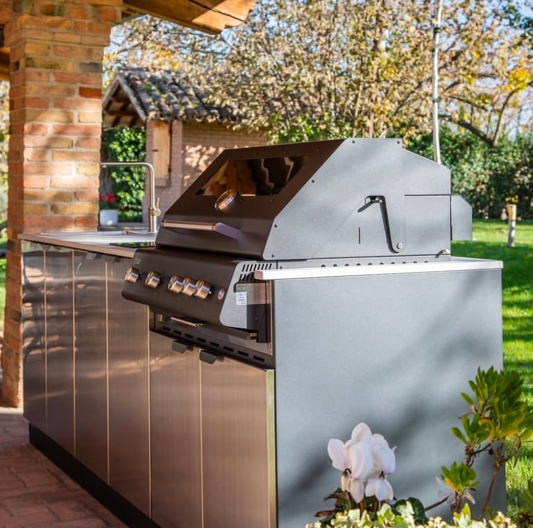 Cucina da esterno in acciaio inox in giardino
