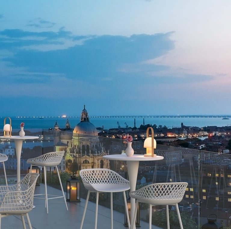 Bar sul tetto al tramonto con vista sulla città